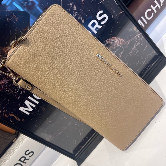 MICHAEL KORS Jet Set Tr Lg Pebbled Leather Continental Wristlet Wallet
Camel
NWT - Picture 4 of 16